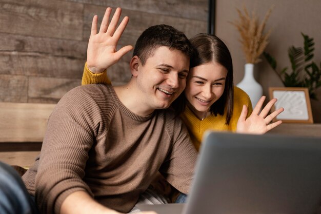 Gente de plano medio saludando a la computadora portátil