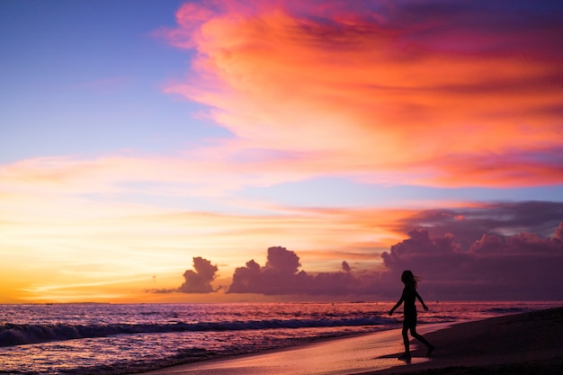 Foto gratuita gente en la playa al atardecer.