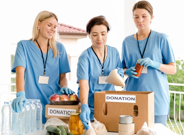 Gente poniendo comida en cajas para donación