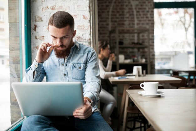 Gente portátil estudiando negocios en línea