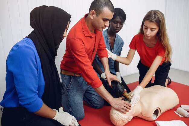 La gente practica la medicina