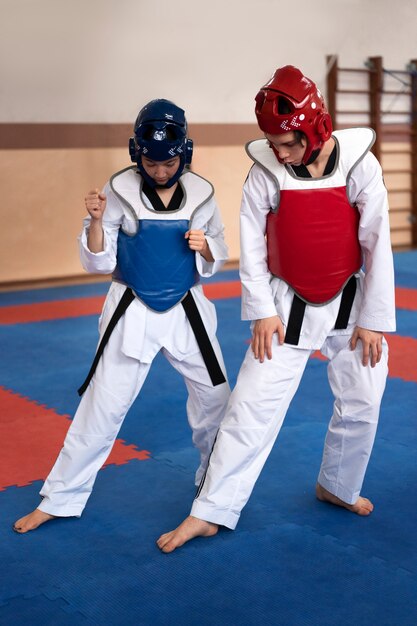 Gente practicando taekwondo en un gimnasio