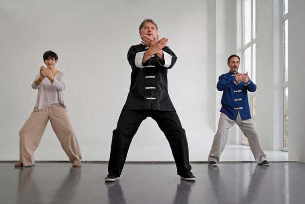 Gente practicando tai chi vista frontal