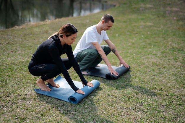 Gente practicando yoga afuera