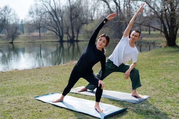 Gente practicando yoga afuera
