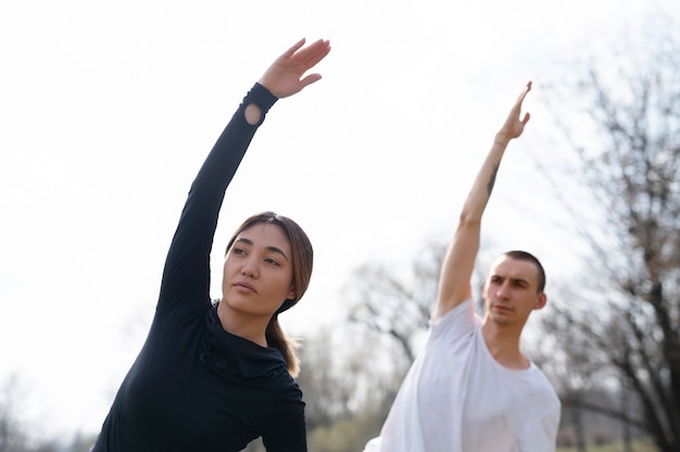 Gente practicando yoga afuera