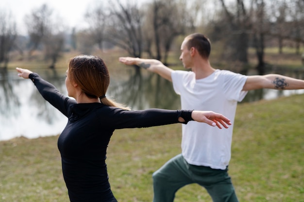 Gente practicando yoga afuera