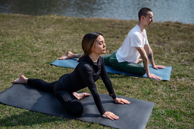 Gente practicando yoga afuera