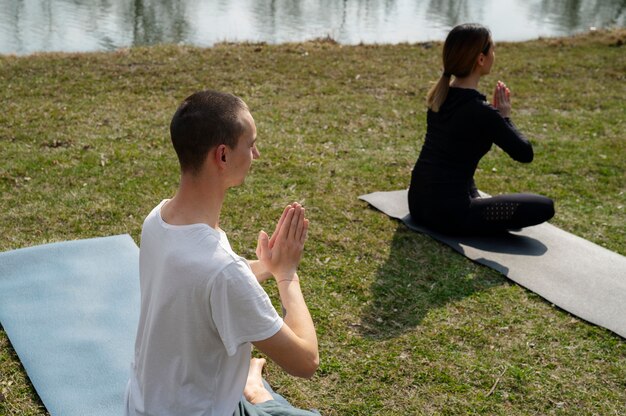 Gente practicando yoga afuera