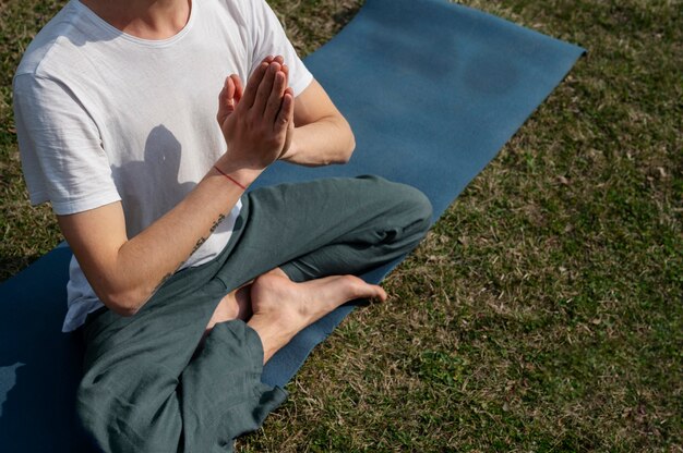 Gente practicando yoga afuera