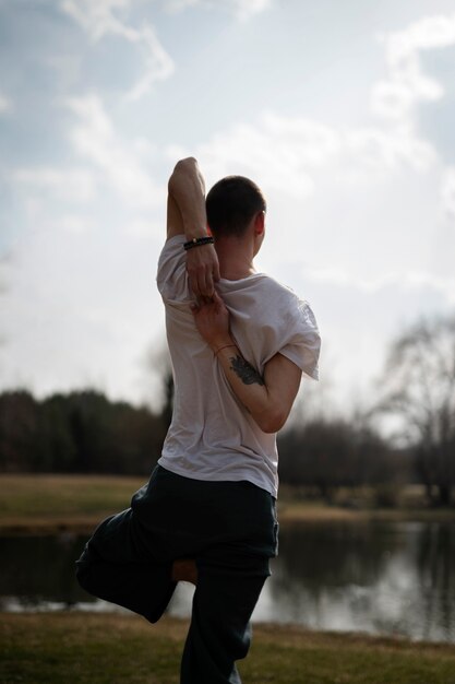 Gente practicando yoga afuera