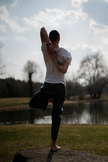 Gente practicando yoga afuera