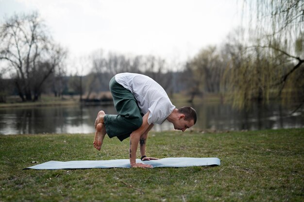 Gente practicando yoga afuera