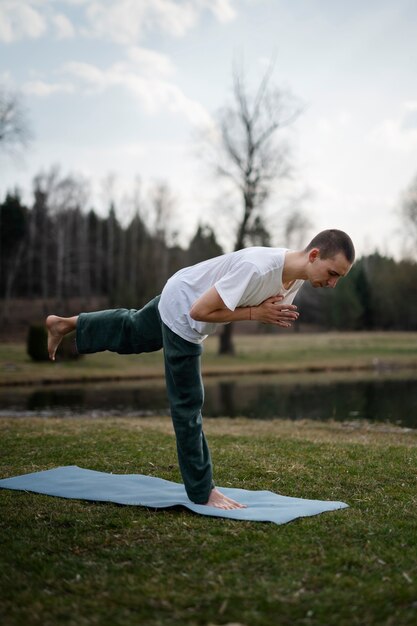 Gente practicando yoga afuera