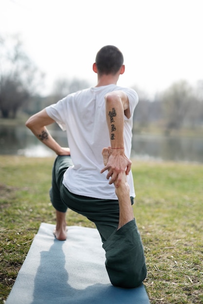 Gente practicando yoga afuera