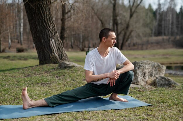 Gente practicando yoga afuera