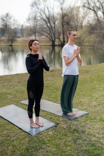 Gente practicando yoga afuera