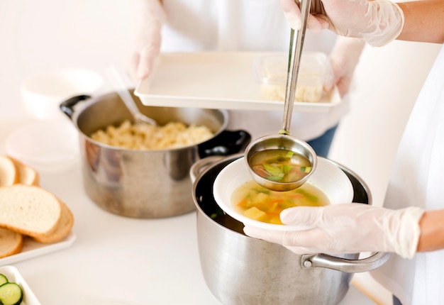 Gente preparando comida para caridad