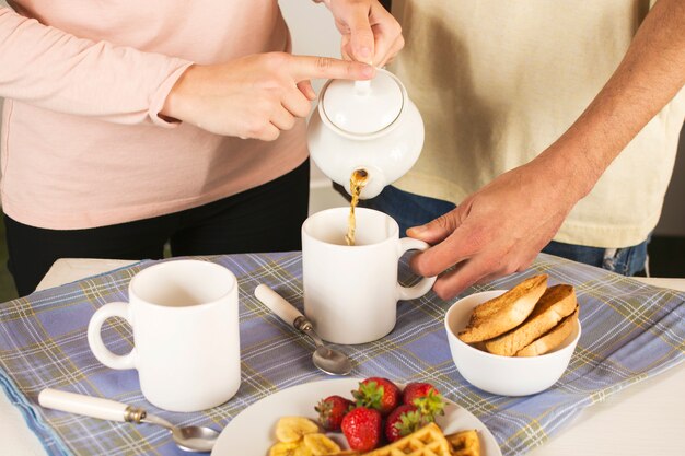 Gente preparando desayuno delicioso