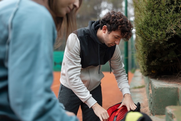 Gente preparándose para el juego de tenis en invierno