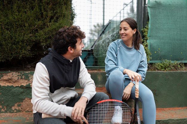 Gente preparándose para el juego de tenis en invierno