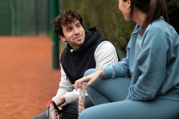 Gente preparándose para el juego de tenis en invierno