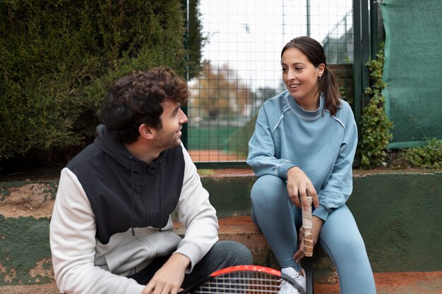 Gente preparándose para el juego de tenis en invierno