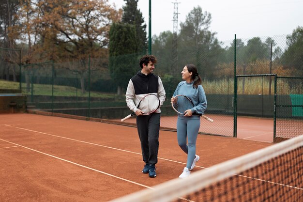 Gente preparándose para el juego de tenis en invierno