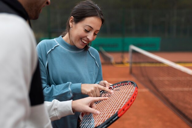 Gente preparándose para el juego de tenis en invierno