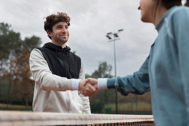 Gente preparándose para el juego de tenis en invierno