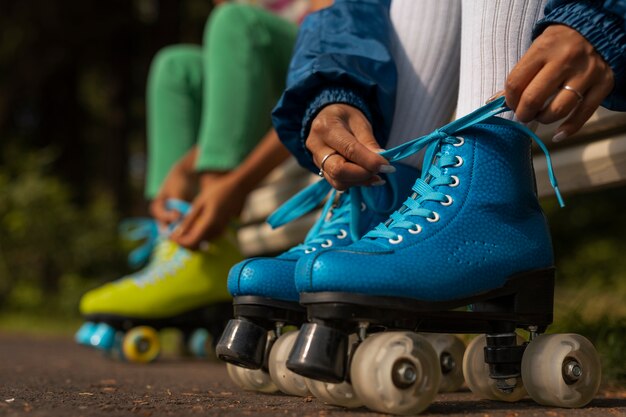 Gente preparándose para patinar