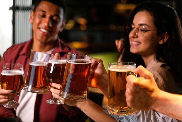 Gente de primer plano con cerveza