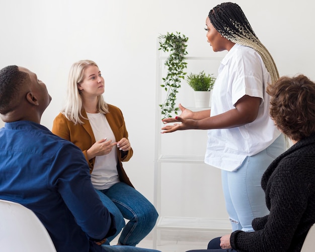 Foto gratuita gente de primer plano charlando en la reunión