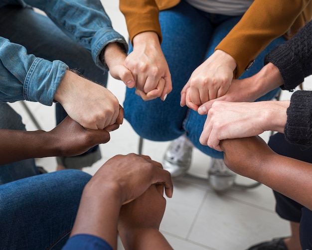 Gente de primer plano cogidos de la mano