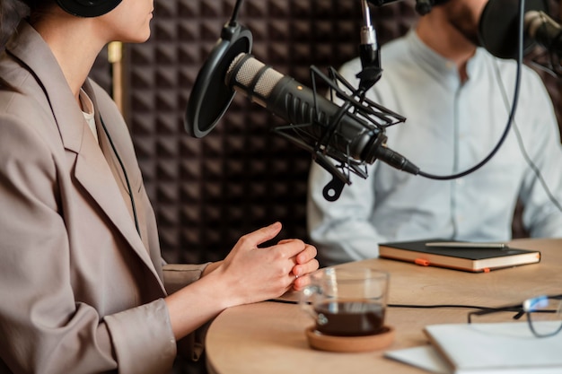 Gente de primer plano hablando en la radio