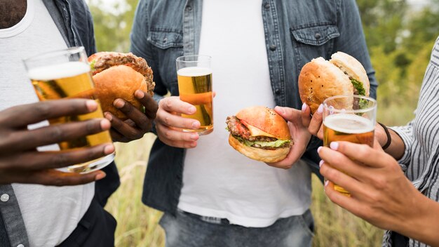 Gente de primer plano con hamburguesas