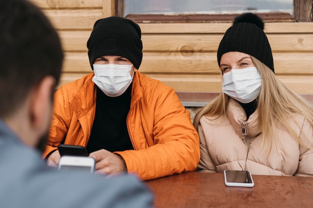 Gente de primer plano con máscaras de protección