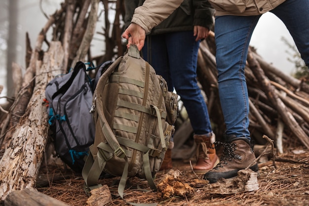 Gente de primer plano con mochilas en la naturaleza