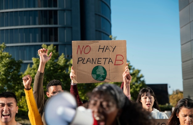 Gente de primer plano protestando