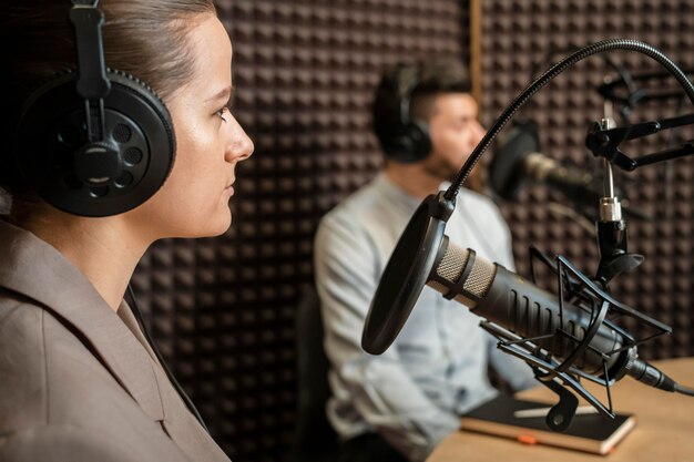 Gente de primer plano en la radio