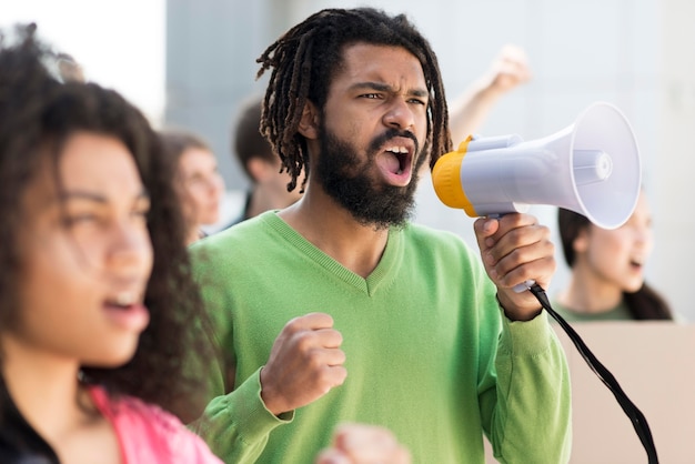 Gente protestando en las calles con megáfonos