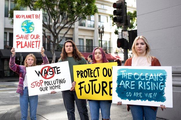 Gente protestando con carteles en la ciudad por el día mundial del medio ambiente