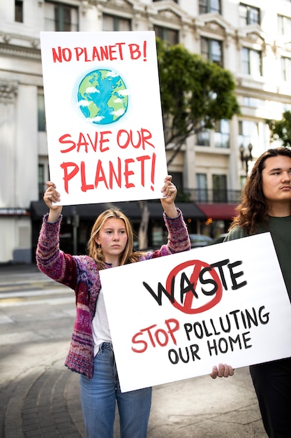 Gente protestando con carteles en la ciudad por el día mundial del medio ambiente