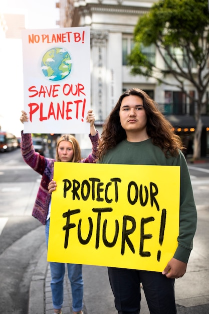Gente protestando con carteles en la ciudad por el día mundial del medio ambiente