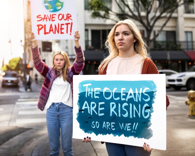 Gente protestando con carteles en la ciudad por el día mundial del medio ambiente