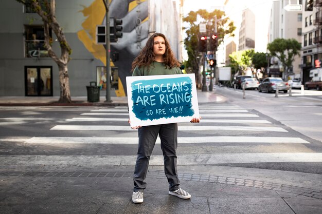 Gente protestando por el día mundial del medio ambiente