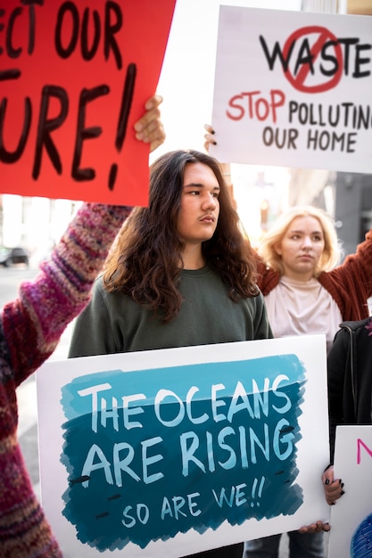 Gente protestando por el día mundial del medio ambiente