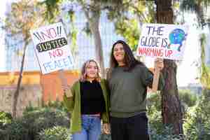 Foto gratuita gente protestando con pancartas al aire libre por el día mundial del medio ambiente