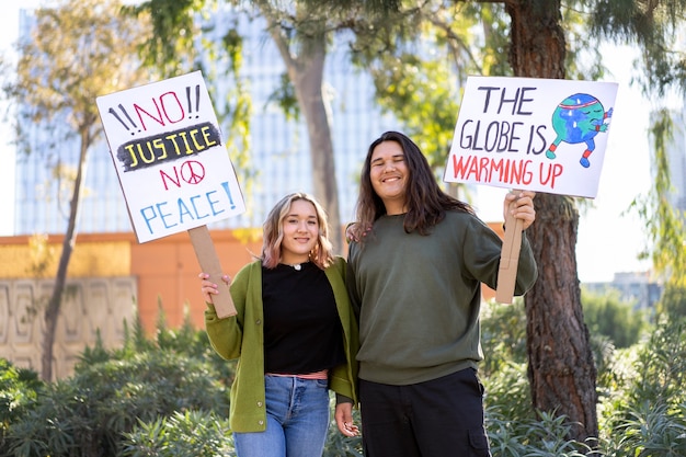 Gente protestando con pancartas al aire libre por el día mundial del medio ambiente