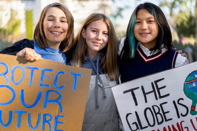 Gente protestando con pancartas al aire libre por el día mundial del medio ambiente